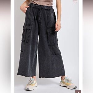 New• Easel Front Pockets Kakis Wide Leg Crop Exposed Seams Cotton Pants• Medium